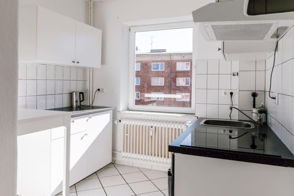 Komplett Neu: 2-Zi Zentral Im Altbau. 24H-Checkin Kiel Bagian luar foto